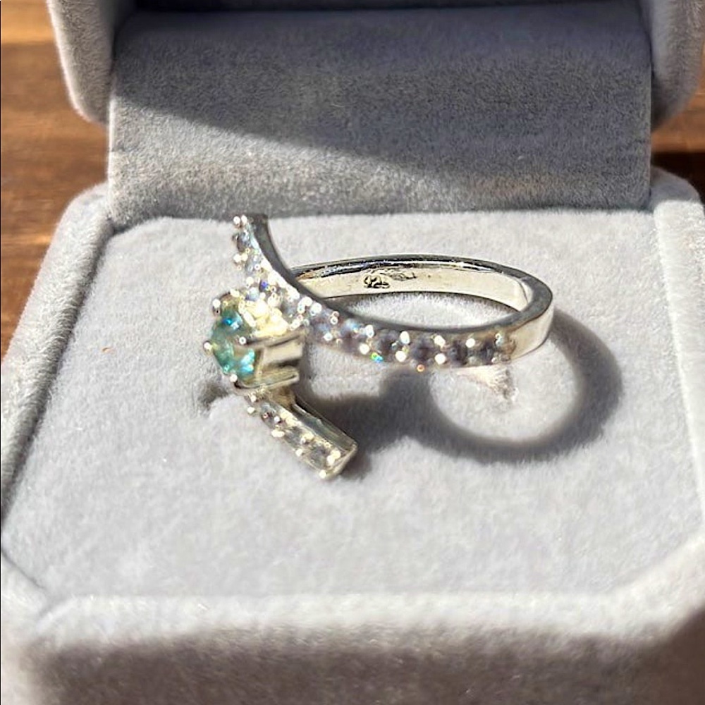 Green Diamond ring set in silver - Picture 7 of 9